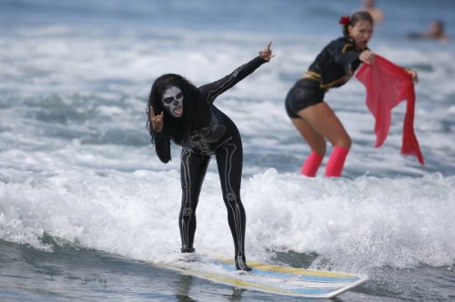 В Санта-Монике прошли соревнования среди серфингистов, посвящённые Хэллоуину (19 фото)