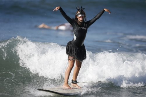 В Санта-Монике прошли соревнования среди серфингистов, посвящённые Хэллоуину (19 фото)