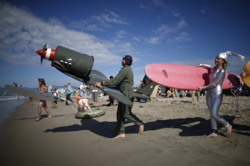В Санта-Монике прошли соревнования среди серфингистов, посвящённые Хэллоуину (19 фото)