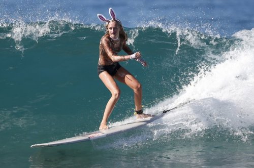 В Санта-Монике прошли соревнования среди серфингистов, посвящённые Хэллоуину (19 фото)