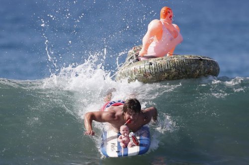 В Санта-Монике прошли соревнования среди серфингистов, посвящённые Хэллоуину (19 фото)