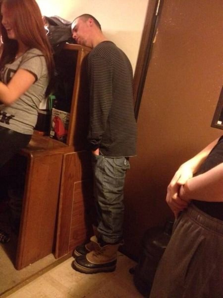 Уснувшие в самых неожиданных местах (34 фото) Уснувшие в самых неожиданных местах (34 фото)