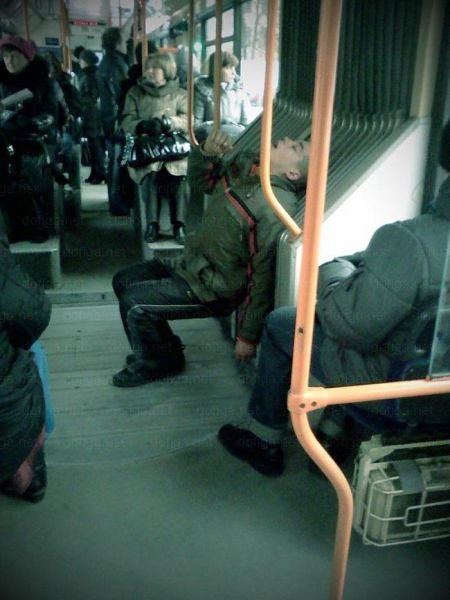 Уснувшие в самых неожиданных местах (34 фото) Уснувшие в самых неожиданных местах (34 фото)