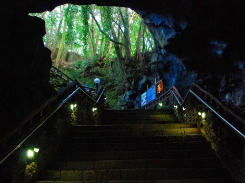 Пещера-тоннель из лавы Манчжангуль на острове Чеджудо (7 фото)