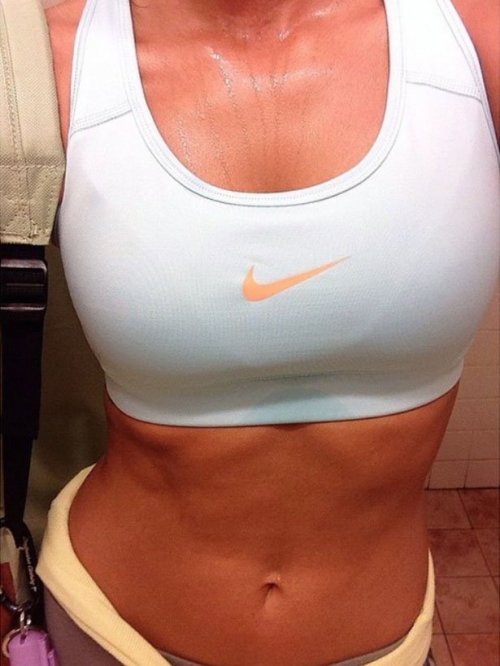 Девушки, которые строят свою фигуру (22 фото)