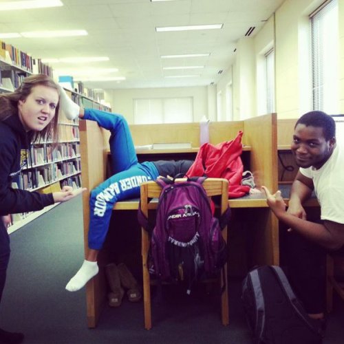 Уснувшие в самых неожиданных местах (34 фото)