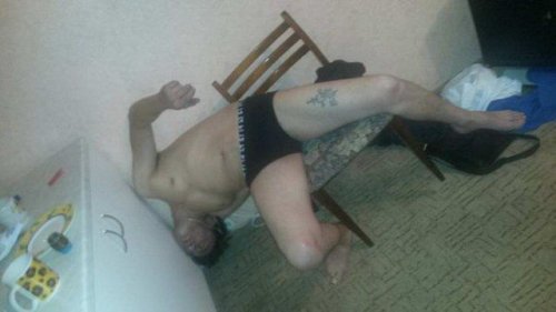 Уснувшие в самых неожиданных местах (34 фото)