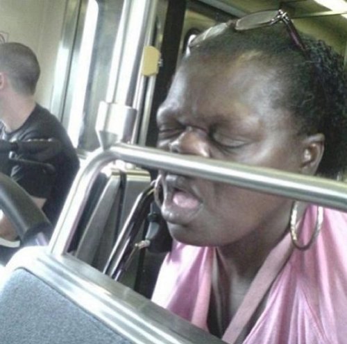 Уснувшие в самых неожиданных местах (34 фото)