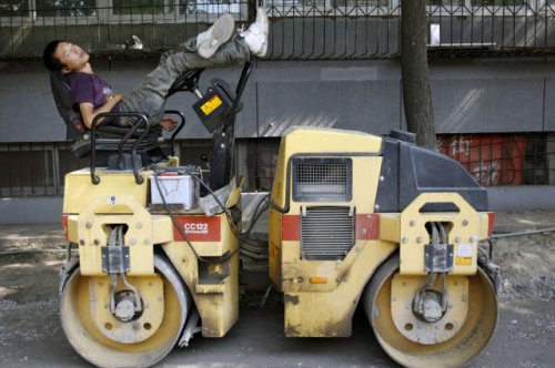 Уснувшие в самых неожиданных местах (34 фото)