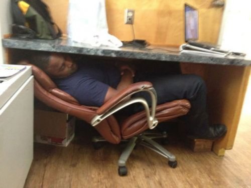 Уснувшие в самых неожиданных местах (34 фото)