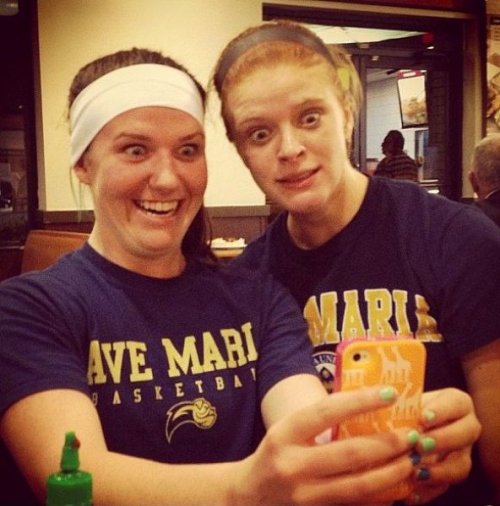 С каким выражением лица модно делать селфи (24 фото)