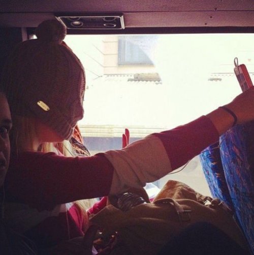 С каким выражением лица модно делать селфи (24 фото)