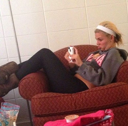 С каким выражением лица модно делать селфи (24 фото)