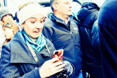 С каким выражением лица модно делать селфи (24 фото)