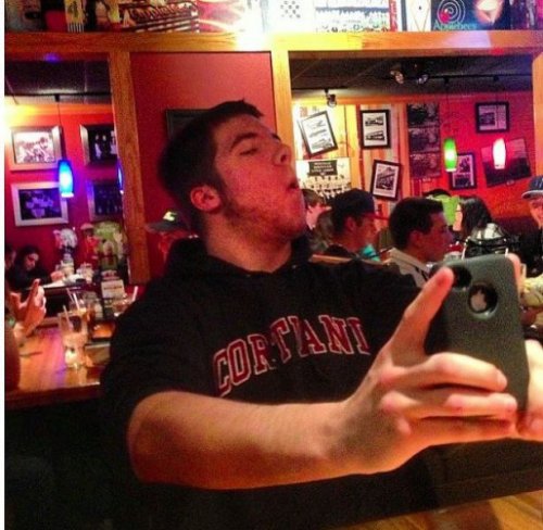 С каким выражением лица модно делать селфи (24 фото)