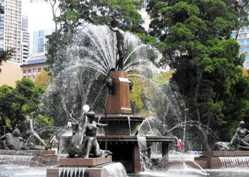 Прикольные фонтаны со всего света (25 фото)