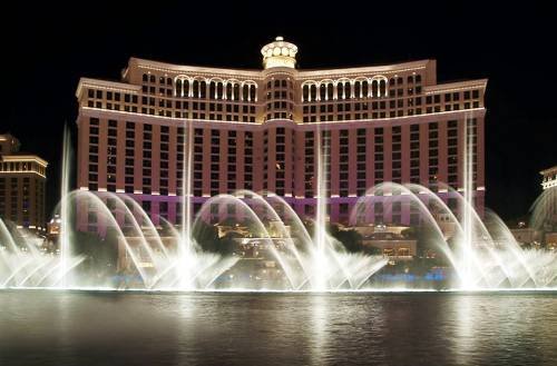 Прикольные фонтаны со всего света (25 фото)