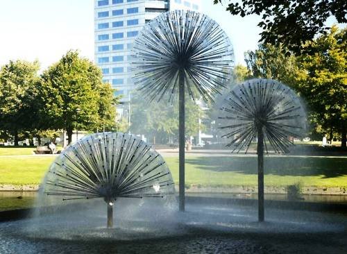 Прикольные фонтаны со всего света (25 фото)