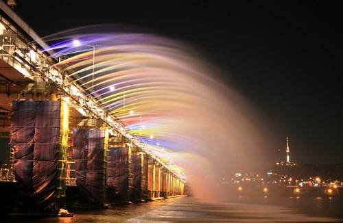 Прикольные фонтаны со всего света (25 фото)