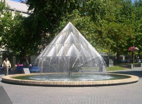 Прикольные фонтаны со всего света (25 фото)