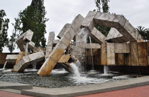 Прикольные фонтаны со всего света (25 фото)