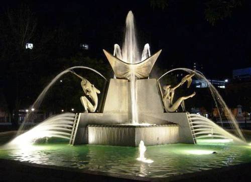 Прикольные фонтаны со всего света (25 фото)