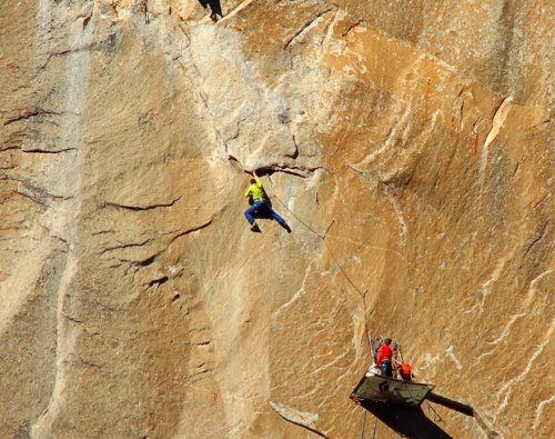 Двое альпинистов преодолевают сложнейший в мире маршрут (18 фото)