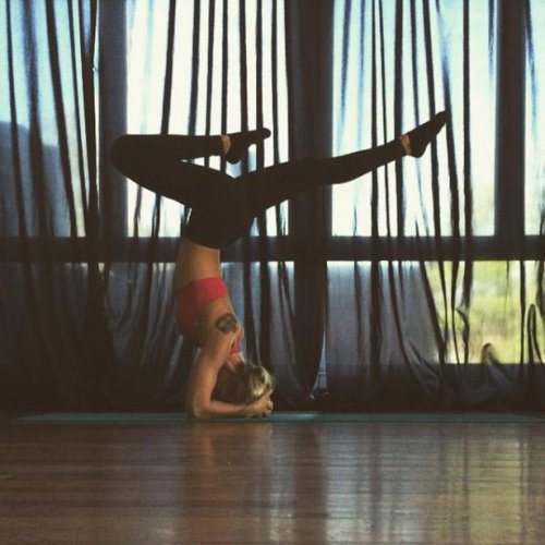 Девушки занимаются йогой (28 фото)