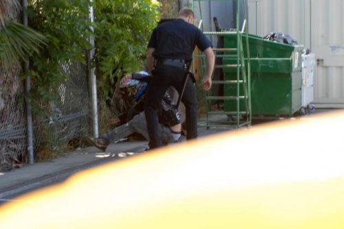 Приключения велосипедиста, решившего проехать по полицейской машине (13 фото)