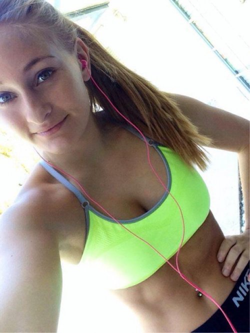 Стройные девушки в спортивных бра (23 фото)