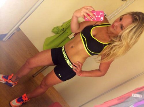 Стройные девушки в спортивных бра (23 фото)