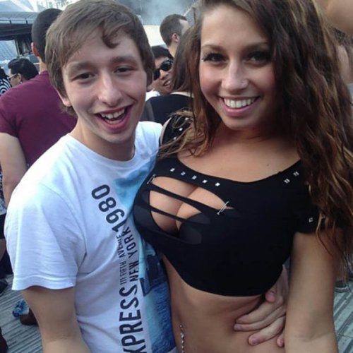 О крутости парня судят по девушке рядом с ним (25 фото)