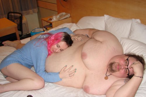 О крутости парня судят по девушке рядом с ним (25 фото)