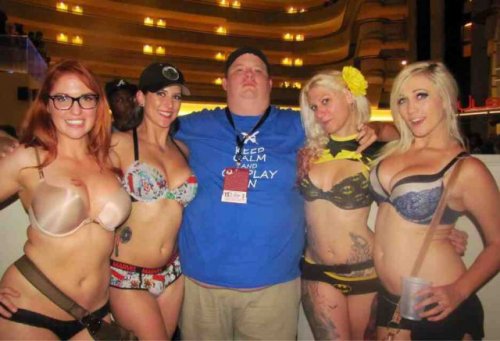 О крутости парня судят по девушке рядом с ним (25 фото)