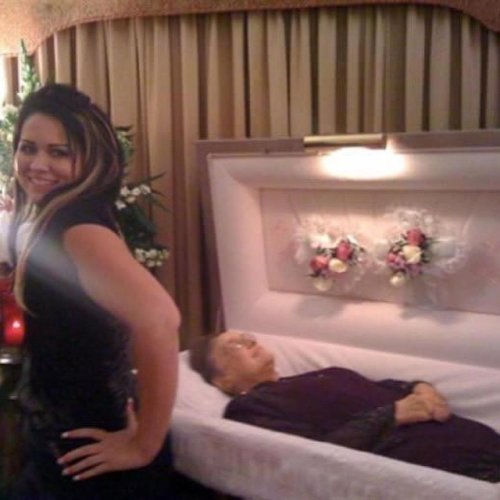 Селфи на похоронах (21 фото)