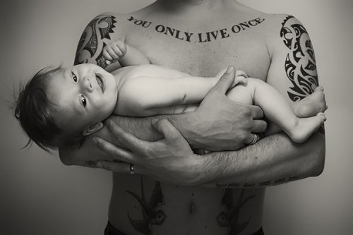 Родители с татуировками со своими малышами (28 фото)