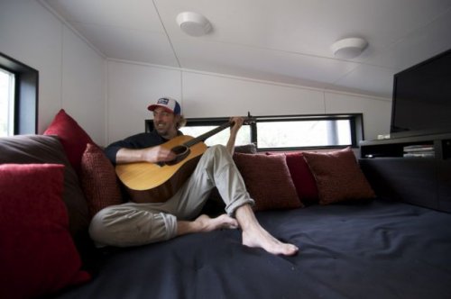 Уютный домик на колёсах для путешественников (19 фото)