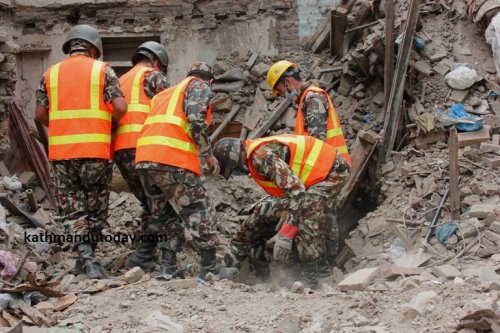 Чудом выживший 4-месячный непальский малыш 22 часа провёл под завалами разрушенного дома (8 фото)