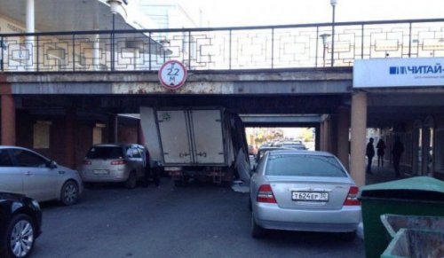 Необычные и впечатляющие аварии и ДТП (23 фото)