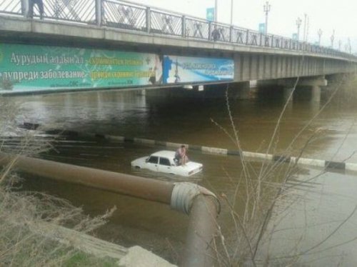 Необычные и впечатляющие аварии и ДТП (23 фото)