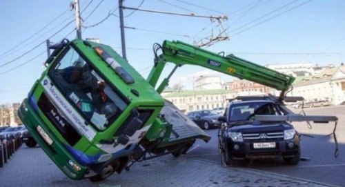 Необычные и впечатляющие аварии и ДТП (23 фото)