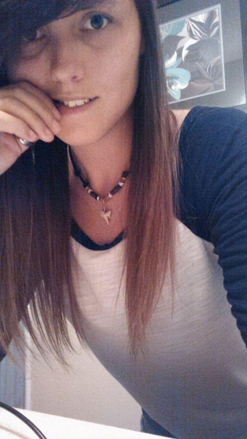 Самострелы девушек на рабочем месте (24 фото)