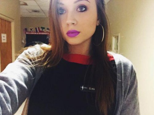 Самострелы девушек на рабочем месте (24 фото)