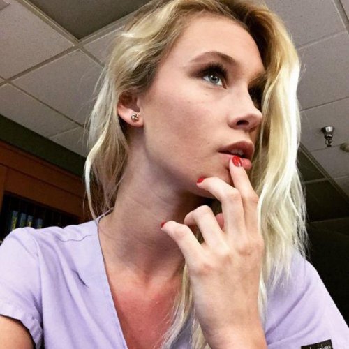 Самострелы девушек на рабочем месте (24 фото)