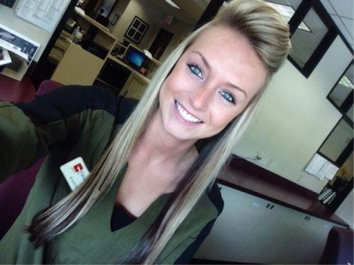 Самострелы девушек на рабочем месте (24 фото)