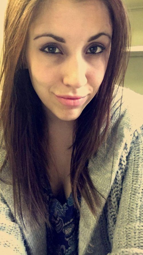 Самострелы девушек на рабочем месте (24 фото)