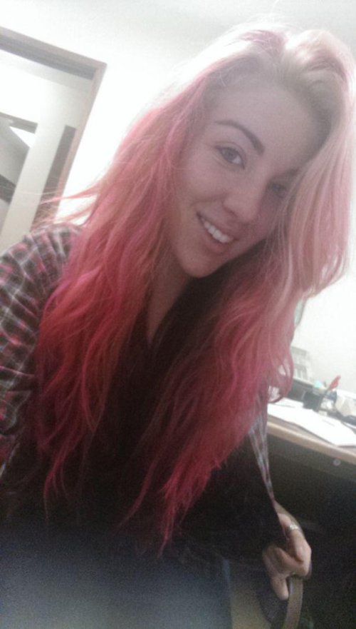 Самострелы девушек на рабочем месте (24 фото)