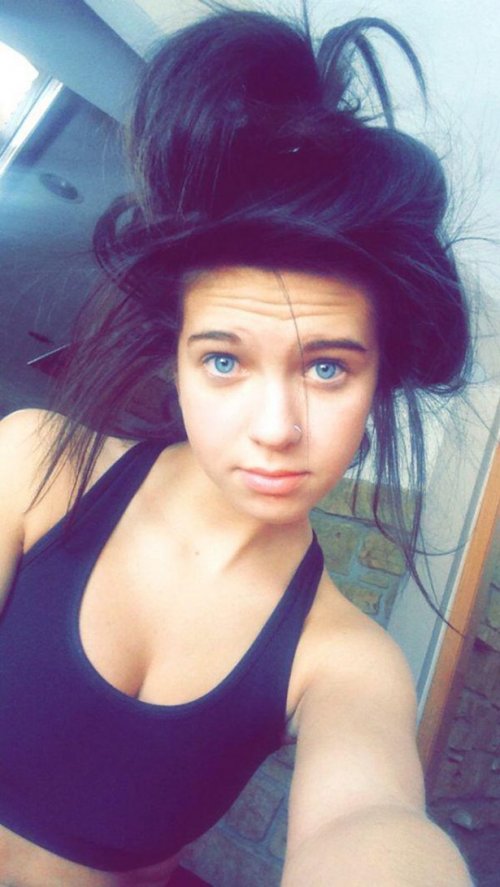 Девушки в спортивных бра (22 фото)