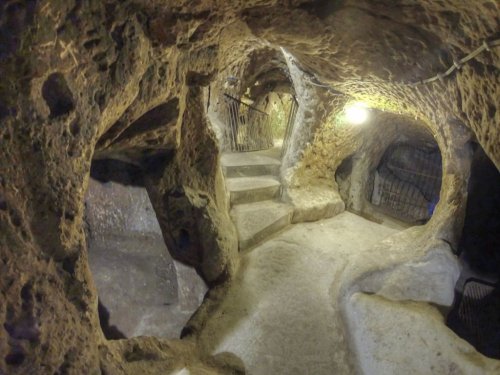 Подземный город Деринкую в Турции (10 фото)