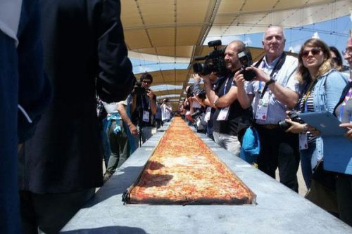 В Италии приготовили самую длинную в мире пиццу (3 фото)